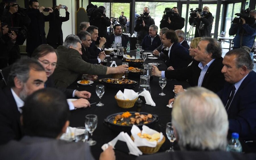 imagen de El presidente Lacalle Pou invitó a los intendentes y líderes blancos a un asado en Suárez para planificar defensa de la LUC